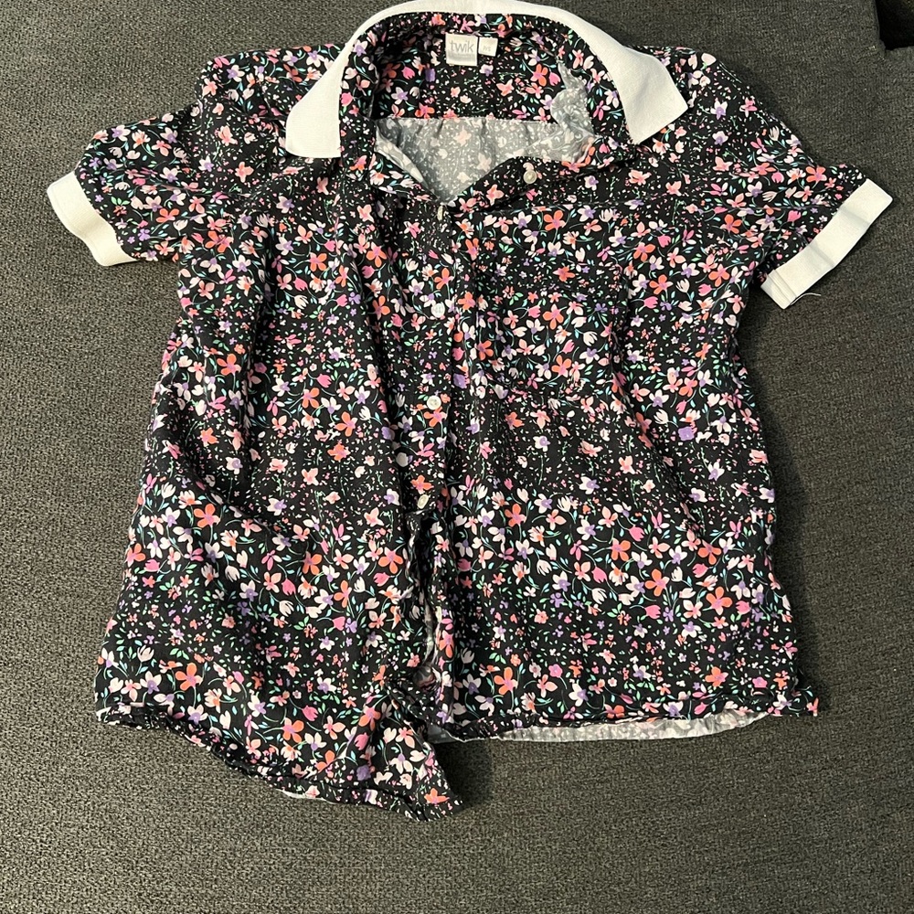 Shirt with flower. White neck. Small. Brand SIMONS